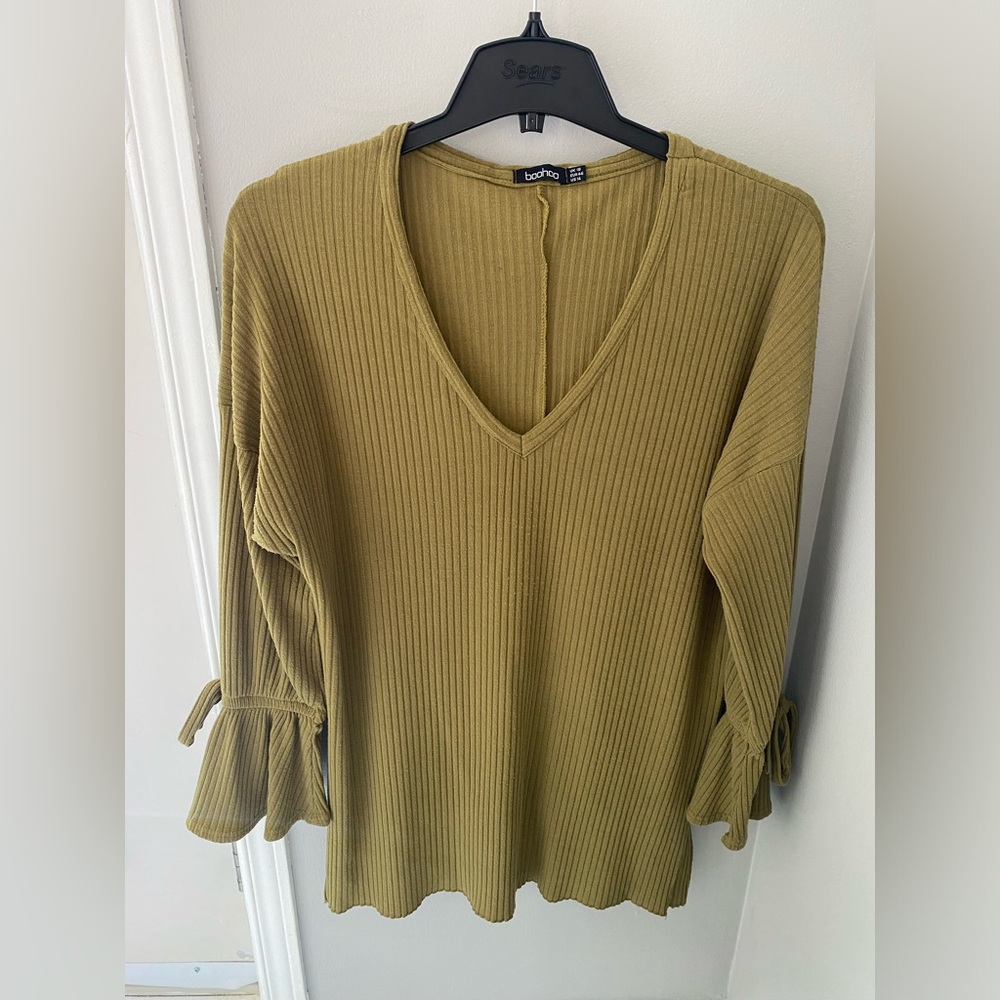 🔴 Boohoo Khaki Ribbed V-Neck Blouse